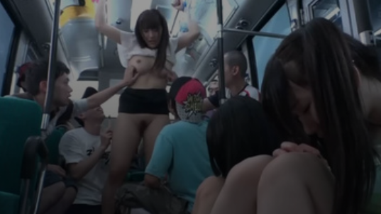Sex top hiếp dâm tập thể cô nàng xinh đẹp hàng múp trên xe buýt vào mỗi sáng